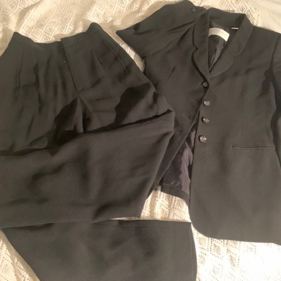 Preowned 2 piece Black Women Suit by Dana Buchman - Picture 1 of 3